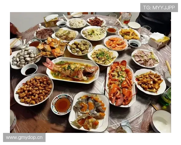 刷到练俊杰饭店包间那张桌照，菜比我这月工资还贵