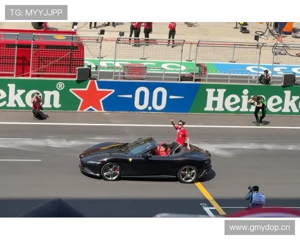 周冠宇开F1回家顺路接娃？