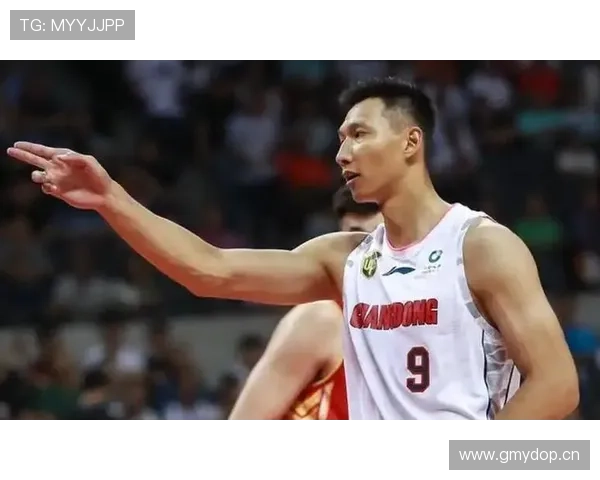 易建联随手一提袋都比我工资厚，刷到这图我都想改行了